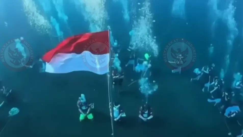 محافظ شمال مالوكو يرفع العلم الأحمر والأبيض تحت الماء
